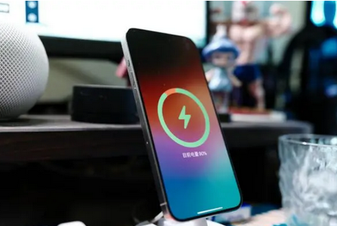 万柏林苹果15换屏服务分享用什么充电器给iPhone15充电更好 